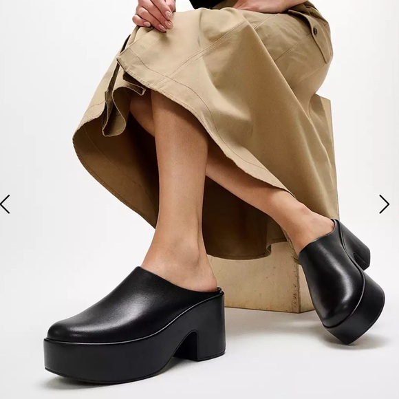 Fitflop Shoes - Like New Women's FitFlop Black Platfforms Leather Heeled Mules size 6